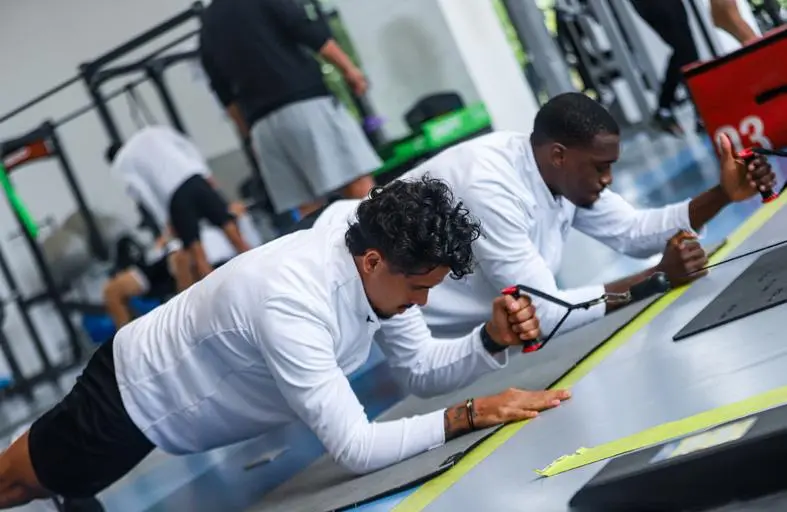 是五名外援, 大连英博V 是五名外援, 大连英博V